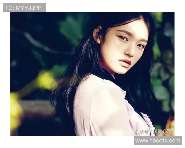 张柏芝与足球明星亲密合影展现运动魅力与时尚风采引发粉丝热议